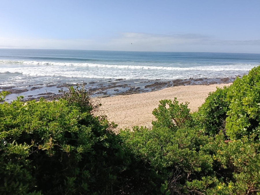 6 Bedroom Property for Sale in Wavecrest Eastern Cape